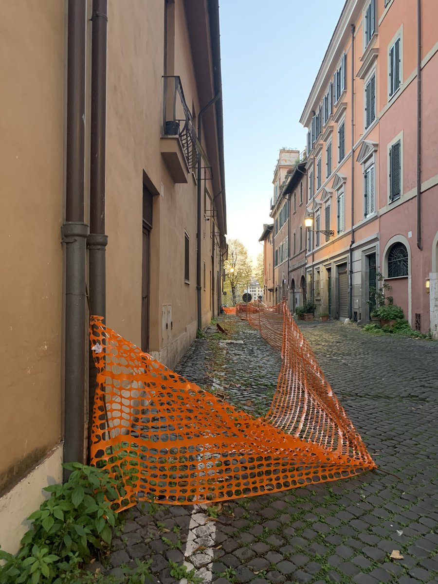 Uno va fino su al #Campidoglio, passa sotto a #MarcoAurelio, supera la piazza, se affaccia per ammirare il #ForoRomano e.... zachete!! 😂😂😂🧡🧡🧡
#romaarancione