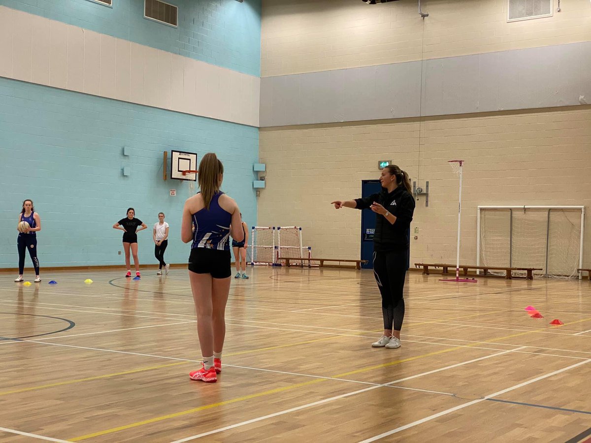 HUGE! Thank you to <a href="/RosieHarrisss/">Rosie Harris</a> for being our guest coach earlier in the week! Great session for our Elite plus athletes! #netball #aspirenetball