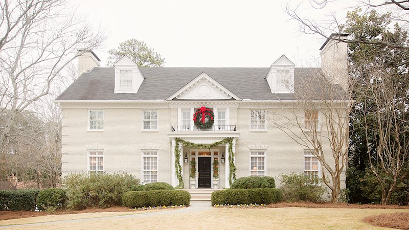 Bevolo's tweet photo. This beautiful holiday home adds pops of festive color to the classic Colonial style. Take the tour with @mtbrookmag  https://t.co/BjDdtujEIa https://t.co/vZcezRTyo2