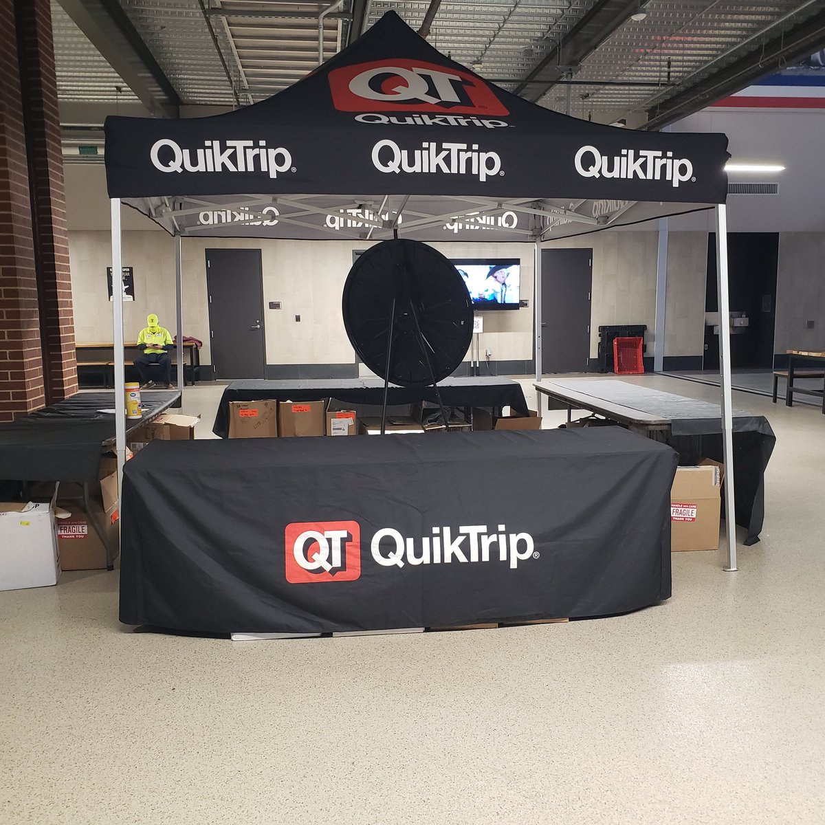 LESLIEJUD's tweet photo. Just hanging out at the @Quiktrip booth at the NFR https://t.co/kHcTRxSAUx