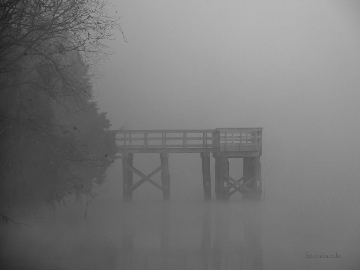 lilolme_jm's tweet image. Something a little different here for you, Mr G. @GrimArtGroup
From Jim Wright @Stonekettle ; an American writer and all-round good egg who also takes some damn fine photos. This one is titled Pier in Fog.