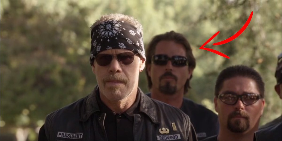 SaraSusa10's tweet photo. Hi @sutterink, i'm a big fan from Italy. Rewatching the show i noticed a guy behind Clay at the Donna funeral that looks like JT, is this a coincidence? Or he was cast to play JT later? I really think is JT and this is perfect, coincidence or not.
#SutterThinks #SonsOfAnarchy https://t.co/geAELHkBXd