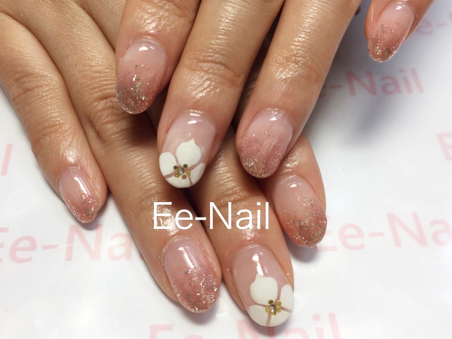 池袋ネイルサロン Ee Nail イイネイル 池袋ネイル シンプルネイル 大人ネイル カラグラ オフィスネイル ジェル ネイル フレンチネイル カラグラネイル 甘皮処理 ウォーターケア 美爪 Hpb Nail 秋ネイル 冬ネイル キラキラネイル マグネットネイル ミラー
