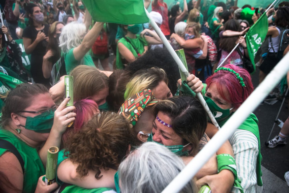 Bazen birbirimizin yaralarını sarmak için, bazen mücadelemizin kazanımını kutlamak için. 
Ama her zaman birbirimize sarılarak! 💜💚

Feministler kazandı, kazanıyor ve kazanacak: Arjantin'de kurtaj artık yasal ve ücretsiz!

#MeToo
#Abortolegal2020