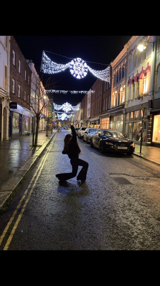 AlicePABeadle's tweet photo. Back playing in #kingsroadstleonards for late night shopping and the Christmas lights! First time playing here since lockdown...  🌌💕 https://t.co/9pUpCKdEUz