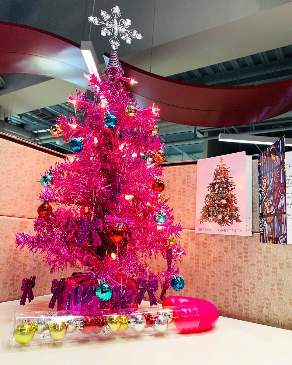 ChinhDoan's tweet photo. π‘ This is how I get βlitβ these days. β¨
Got my tree up at @NewsOn6. π
Itβs my favorite color, favorite season and there are so many things to be grateful for every day! ππΌ
Let me see your trees! π€ #workdecor #christmatreedecor #deckthedesk #trimthetree https://t.co/JhRUdMsn1A