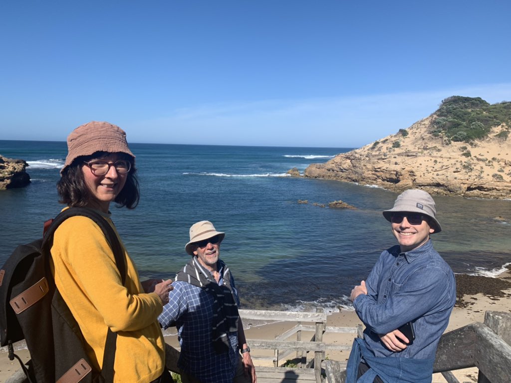 Profs of earth science from @Monash_Science & @SciMelb @gleadology @AMacGlac & seismologist @DeeNinis  discussing paleoclimates  at Dimond Bay