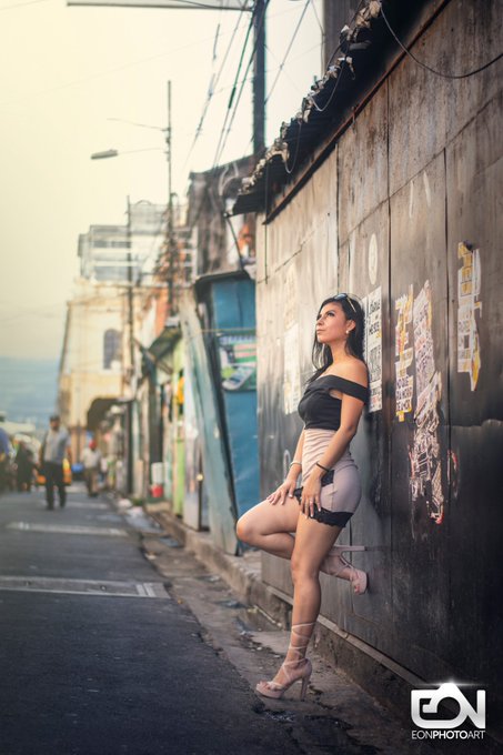 Mi fot&oacute;grafo: - Busca un  lugar con 1 backstage lindo y hermoso.  Yo: - Centro de SS Mi fot&oacute;grafo: -