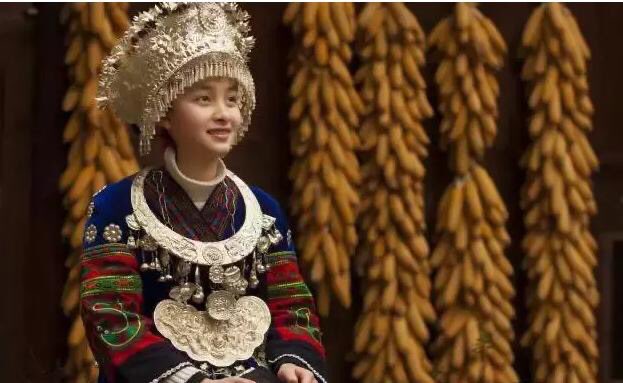 4/ I have never seen anyone so nonchalantly trivialize the cultural heritage of another group. Silver headdresses are hugely significant to Miao, Yi, & many other ethnic minorities. They wear them at weddings, celebrations, and on many other occasions. How presumptuous of Bob.