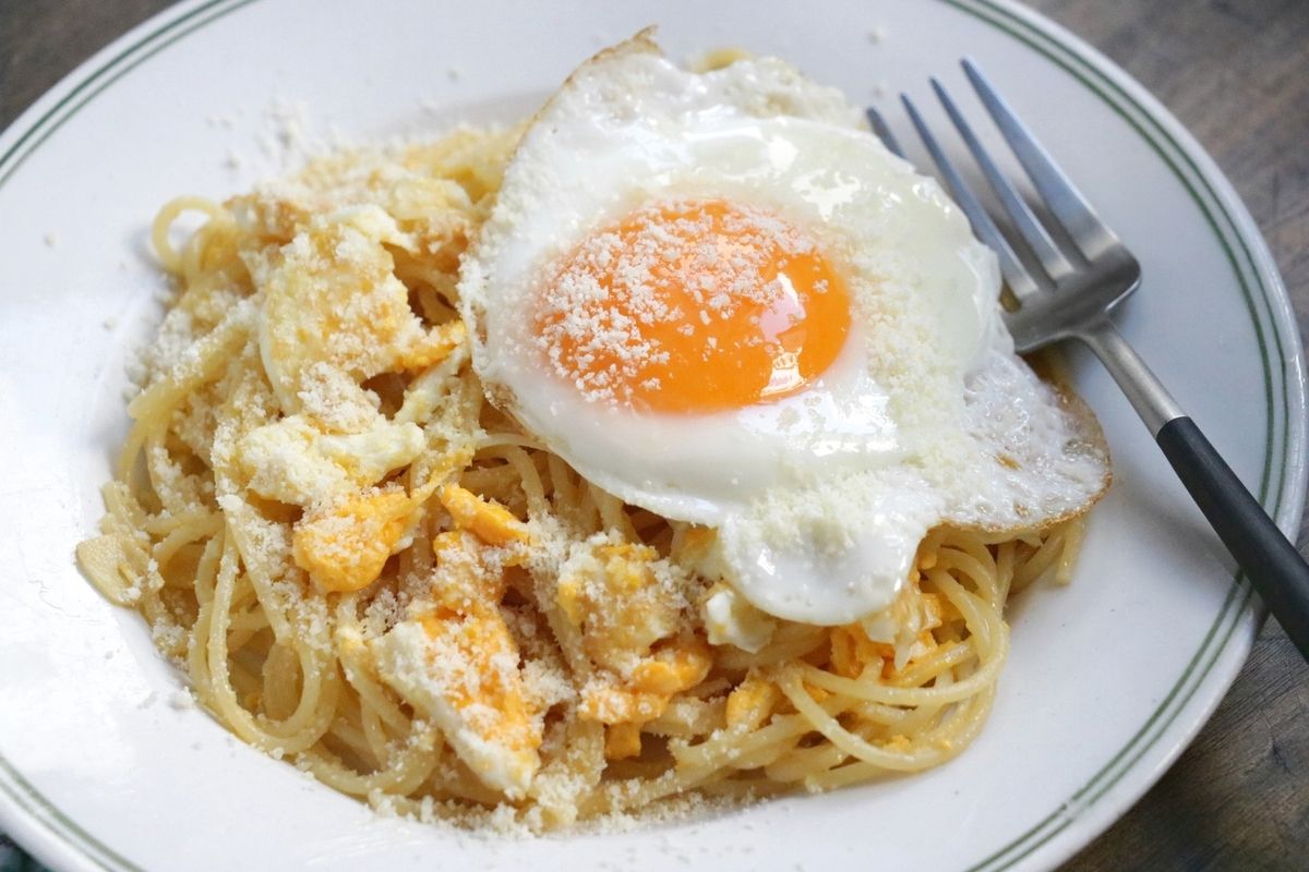 これ作ってみたらたいへん簡単で美味かった。イタリアの田舎町の食堂のまかない飯って感じで良いです。／ナンプラーと目玉焼きで意外とおいしいパスタができる「エスニック風ポヴェレッロ」 buff.ly/2IAYe8O