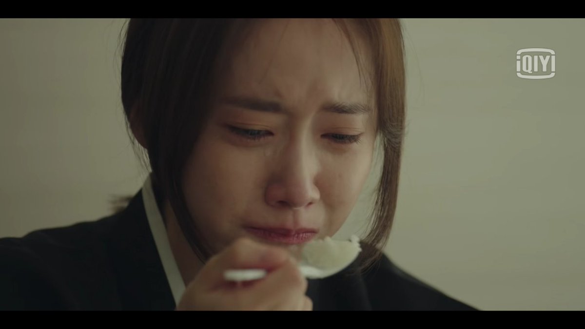 Ini yg kumaksud akting makan sambil nangisnya Mbak Yoona. Beneran ini orang nggak takut kelihatan jelek, totalitas bgt kamu Mbak. Aku ikutan mewek.  #Hush  #HushEp1