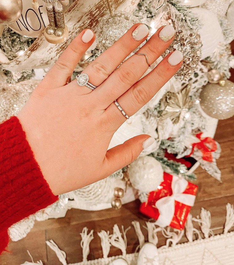 SpecialtyShops's tweet photo. Pamper yourself to a new set of holiday nails from @avnailspa! 😍 Add a littler shimmer and shine for the holidays. #SpecialtyShopsSouthPark https://t.co/sYrwZjanJv