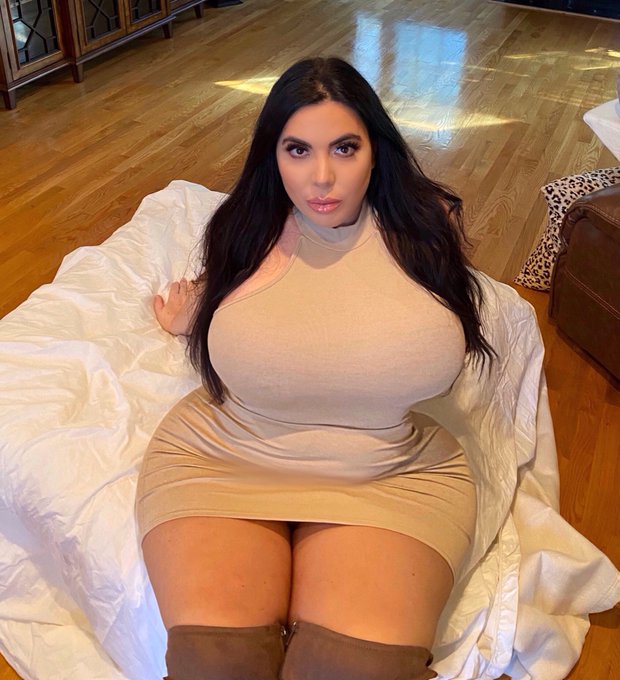 Dinner is served 😈 https://t.co/t3jgaa88bk