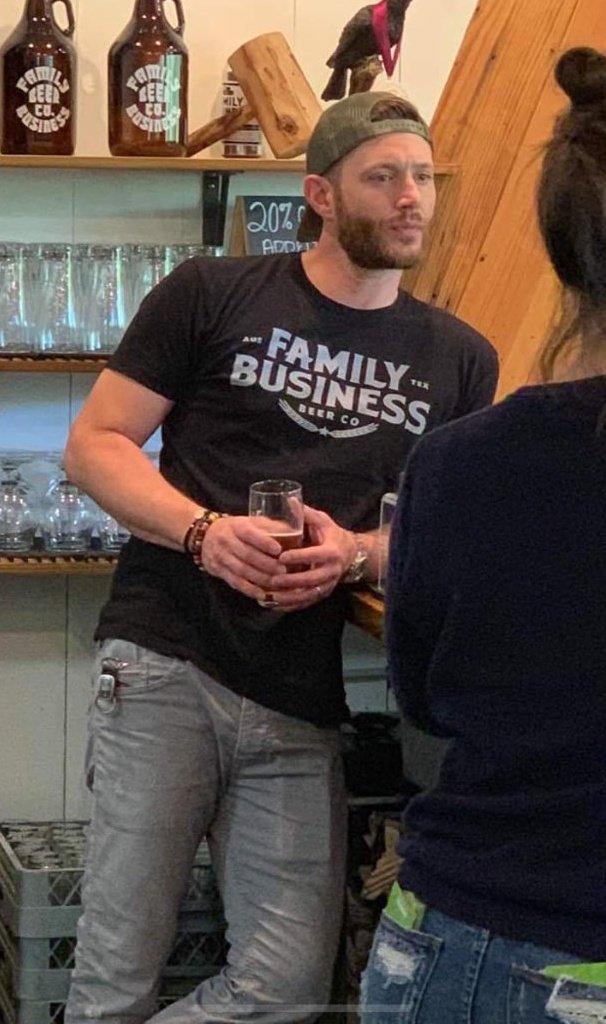 due to popular demand (by me) i present Jensen Ackles' shoulders: a thread
