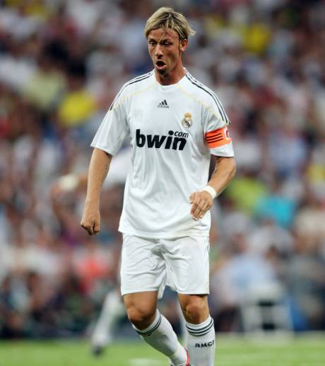 Deux dernières saisons mitigées, Guti vieillit, il ne permet pas au Real de faire face au Barca.L'année 2009-2010 devait sonner la fin des icônes madrilènes Guti et Raul en raison du recrutement par Florentino Perez de retour, déterminé à donner un nouvel élan galactique.