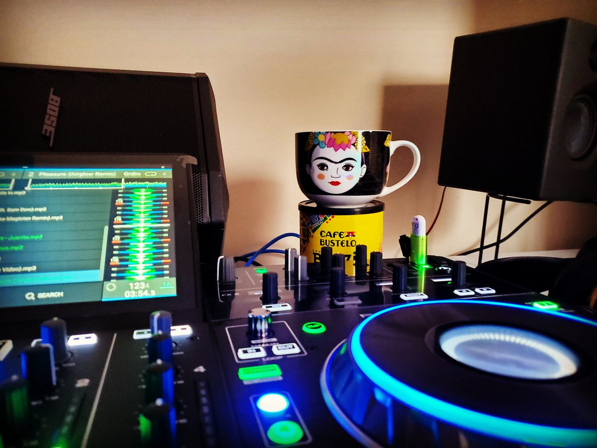 cirojoe1's tweet photo. Djing, coffee and Frida
#fridaycoffee #fridaydj #coffee #frida #fridakahlo #bustelo #cafe #cafebustelo #djcafe #fridaymood #denon #denonprime4 #denondjofficial  #denondj #toroymoi #daftpunk #djlife https://t.co/CTApbcI6ra