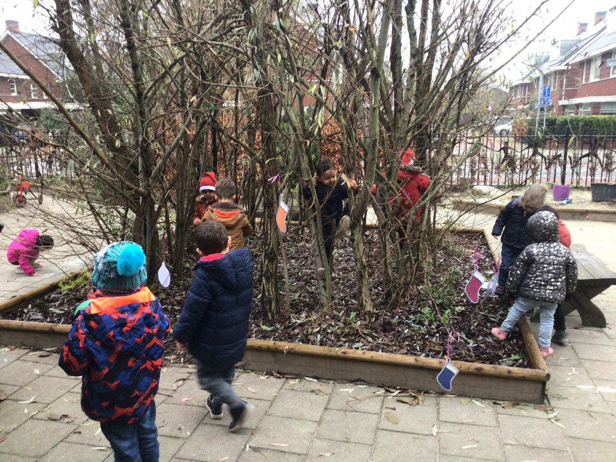 BSNJSL's tweet photo. The maths elf brought the number 5 to The Burrow playground this week. He left behind 5 baubles, 5 stockings, 5 gingerbread men and 5 Santa hats! #jslf1 https://t.co/1jJOENohJv