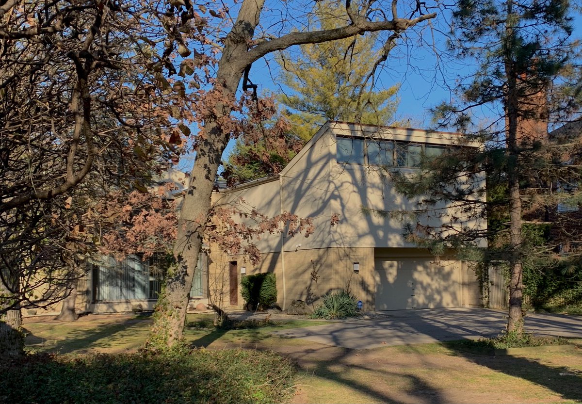 Across Sheridan is a Huebner & Henneberg-designed home (remember my thread on Park Ridge the other day) from 1974 (left). Around the corner (right) is a 1967 designed home by Robert Handler for relative Dr. Jerome Handler who lived here for 30+ yrs & died just 5 months ago at 93.
