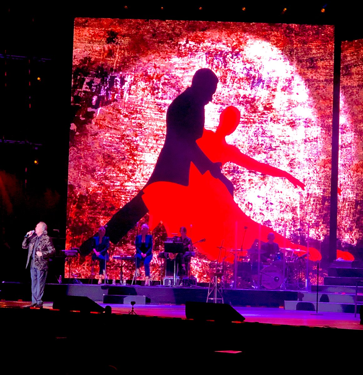valbettan's tweet photo. Y nos dieron las diez y las once, las doce, y la una, y las dos, y las tres, y desnudos al anochecer, nos encontró la luna...               
🎶
       ❤️  
              🎶
                     ❤️ Gracias 

#joaquinsabina
#juanmanuelserrat
#2pajarosdeuntiro
#cdmx2019 https://t.co/okug08Jh5F