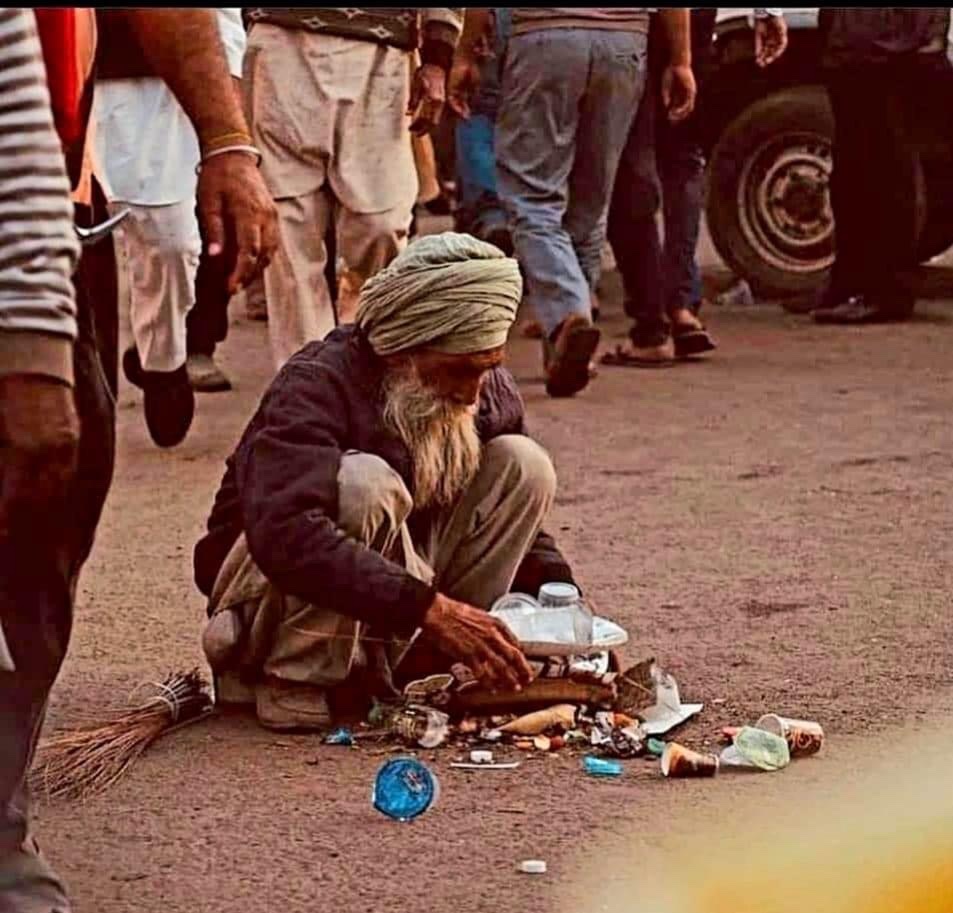 paramvirs007's tweet photo. India, this who you call Khalistani Terrorist?? Old Sikh Man cleaning up the streets of Delhi. 😳. 🙏🏽 That’s all thanks to Kisaans
#kisaanmajdoorektazindabad ✊🏽 #farmersprotest #takebackbills #dafakrojionu #humanrights4farmers
Reposted from @punjabicentral.official https://t.co/abQIuW2xdh