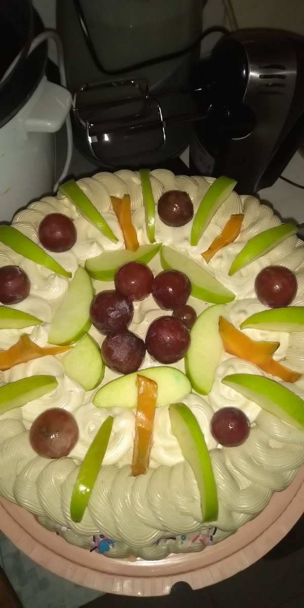 KitchenKukx's tweet photo. 10 inches single layer cake
Further divided into 3 layers 
Ice cream cake with fruits 
180.00 cedis https://t.co/VLBuxkBZ7V