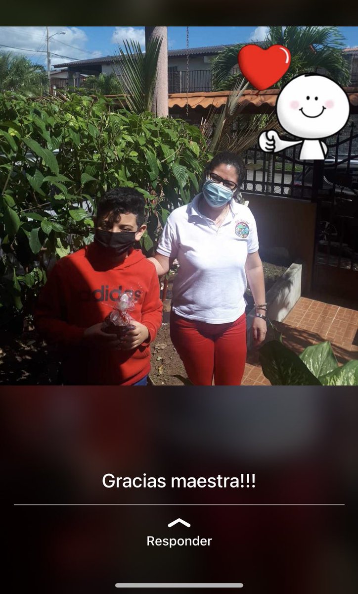 anacristinarch's tweet image. La maestra de mi hermanito le trajo a la casa un detallito leve por navidad y su último día de clase (una taza con golosinas) y me enteré que hizo eso con los 35 niños del salón, fue hasta Santiago a entregárselo a un niño que está allá 🥺🥺