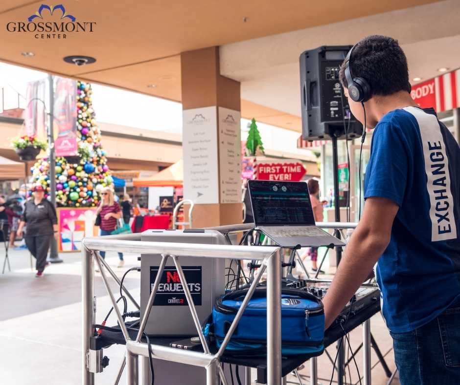 "The best way to spread #Christmascheer is singing loud for all to hear" - Buddy the #Elf #christmas