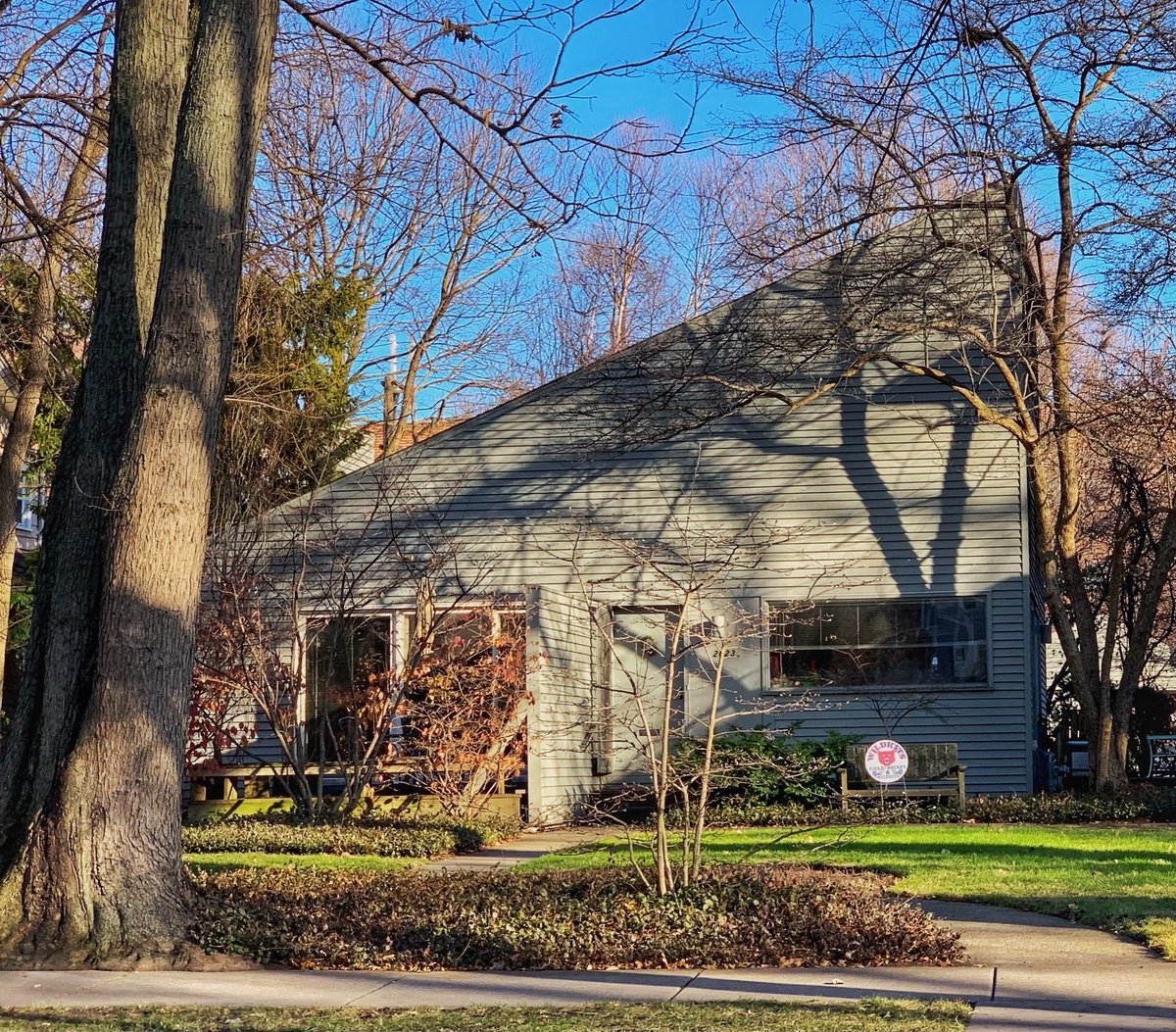 You can’t escape Booth, Nagle & Hartrey in this part of Evanston - surrounded by 19th century structures, this 1978 house was built for the Dacey family who still own it 42 yrs later, which appears to be a trend w/many of these modernist homes (so no interior pics out there).