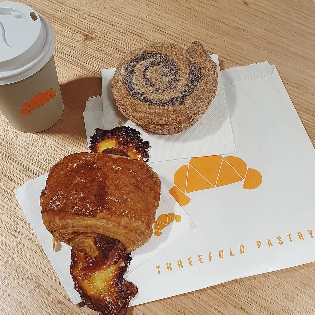Got to @threefoldpastry a bit too early for the other croissants and pastries to make an appearance on the counter. I was really looking forward to the n'duja, roasted tomato jam and egg scroll; and the salami provolone, chilli and pickle croissant.

Ins… instagr.am/p/CIrPAzKDGIt/