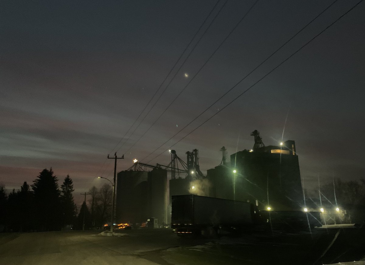 s_allardyce's tweet photo. It’s beautiful sunrises over the Feed Mill in Clinton that make early morning starts worth it 😍 #poultryteam @HDCFeed https://t.co/WzTWjS1K3S