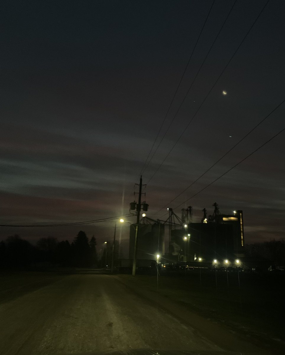 s_allardyce's tweet photo. It’s beautiful sunrises over the Feed Mill in Clinton that make early morning starts worth it 😍 #poultryteam @HDCFeed https://t.co/WzTWjS1K3S