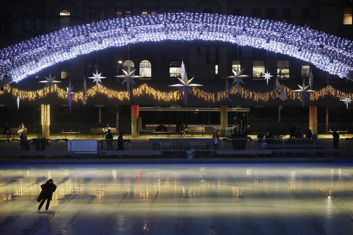 SteveRussell's tweet photo. Still a beautiful spot to go for an evening skate. The skating rink at Nathan Phillips Square in front of Toronto City Hall. #WinterInToronto #TOpoli https://t.co/DiLNoDe8nS