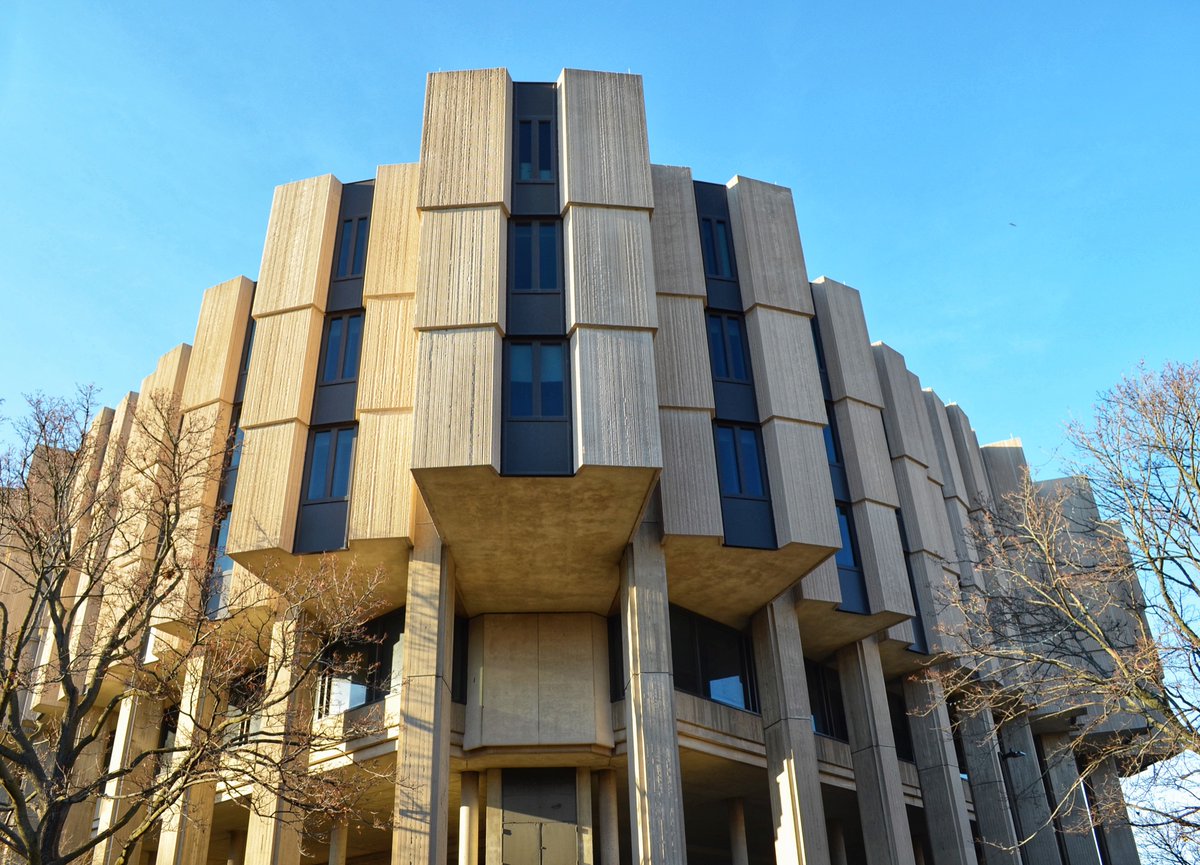 Ending this modernist thread w/Northwestern’s concrete campus by the lake. As I took pics of Walter Netsch’s main library building (1970) during  #goldenhour, I overheard a man say to his wife: “Can you believe that’s 50 yrs old?” Wife: “I don’t care how old it is. It’s hideous.”