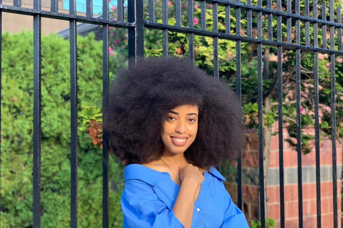 TodaysWorId's tweet photo. #Brooklyn resident #SimoneWilliams entered the #GuinnessBookofWorldRecords with her #afro hair. Williams' afro is about 8 inches long and 8 inches wide, while its surroundings reach 147 cm. https://t.co/wpaYvO2dYh