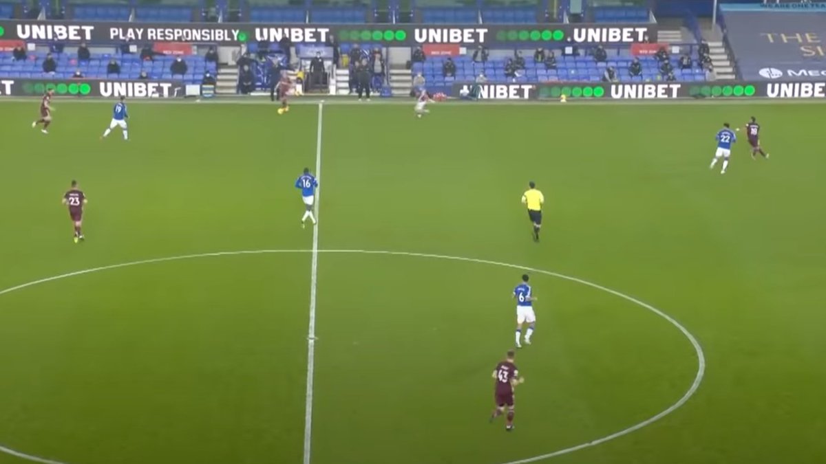 An example here. It also shows how important kalvin Philips is important to their play. Being their Jorginho in Sarriball if you will. plays it for Raphina who dummies for Dallas the fullback who continued his run from deep