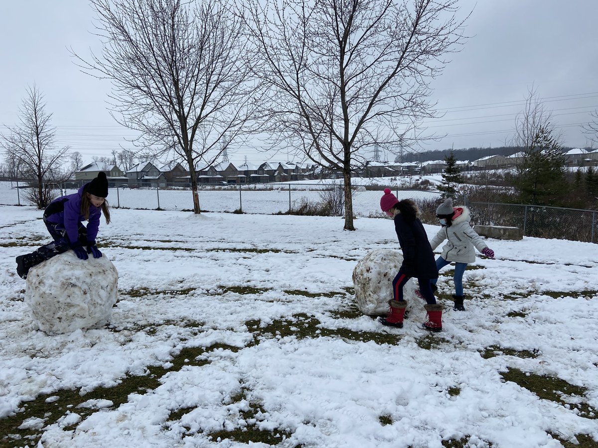 Mrssproulsclass's tweet photo. Rm 33 was so grateful for the packing snow today! “Who can make the biggest snow ball?” challenge and a little snow soccer fun. @ednastaeblerps https://t.co/jBZ8ob1BTv