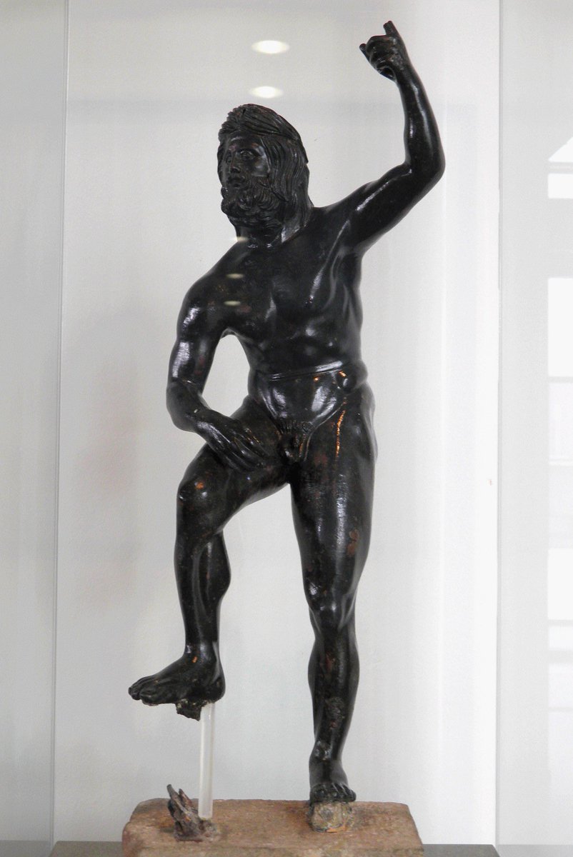 An example of this type has even been found as far as  #Kolhapur, in western  #India!Likely a product of trade with the eastern Hellenistic kingdoms, it seems to have many parallels with this small tabletop bronze found at Pella in Macedonia (:  @carolemadge)