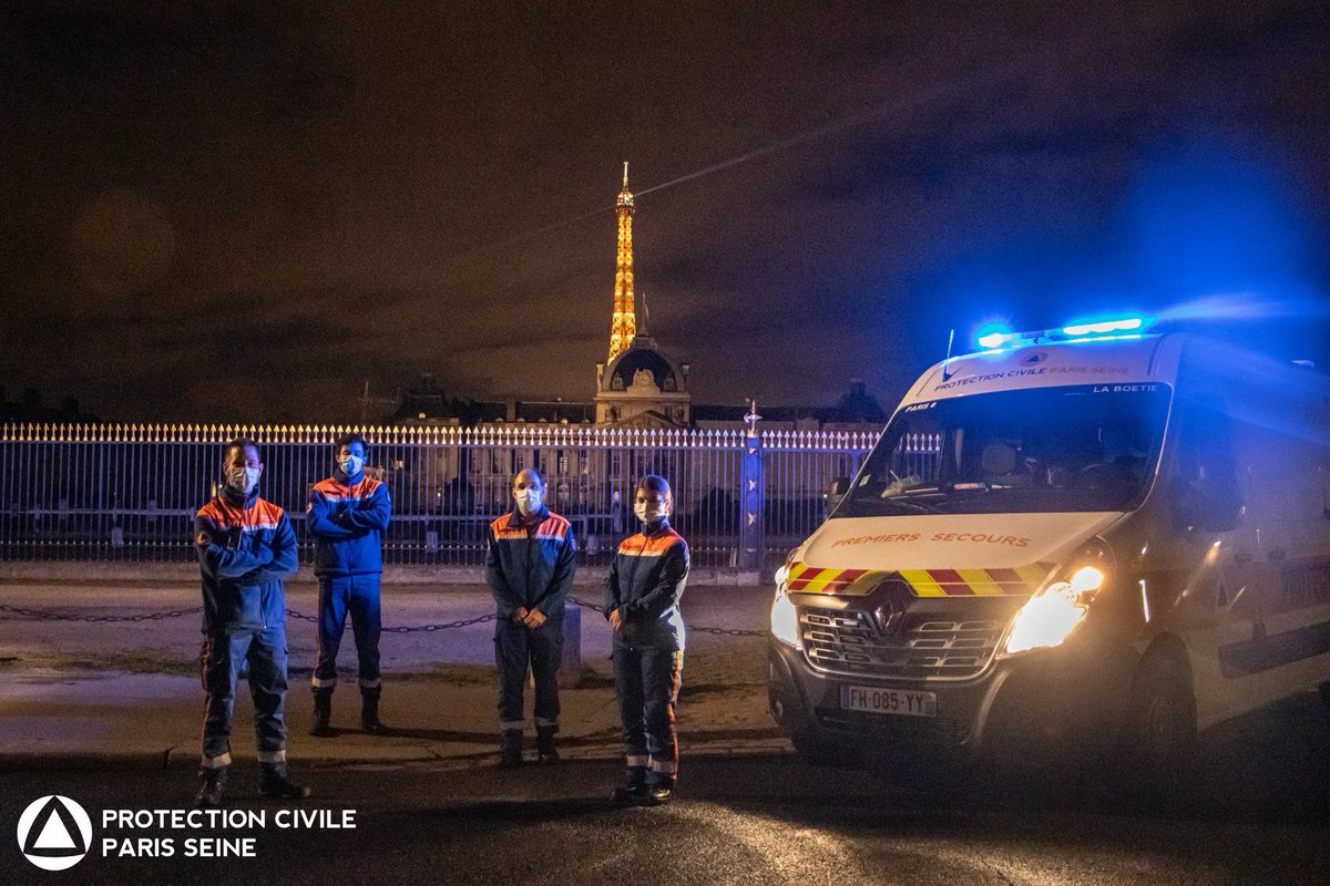 PCParisSeine's tweet photo. Ce soir ce sont plus de 10 véhicules de premiers secours engagés en renfort du @samudeparis et des @PompiersParis. Les bénévoles de la PCPS veillent sur vous tout au long de la nuit 🚨

Cc @Anne_Hidalgo @nicolas_nordman @Paris https://t.co/DqnwuTwXt2
