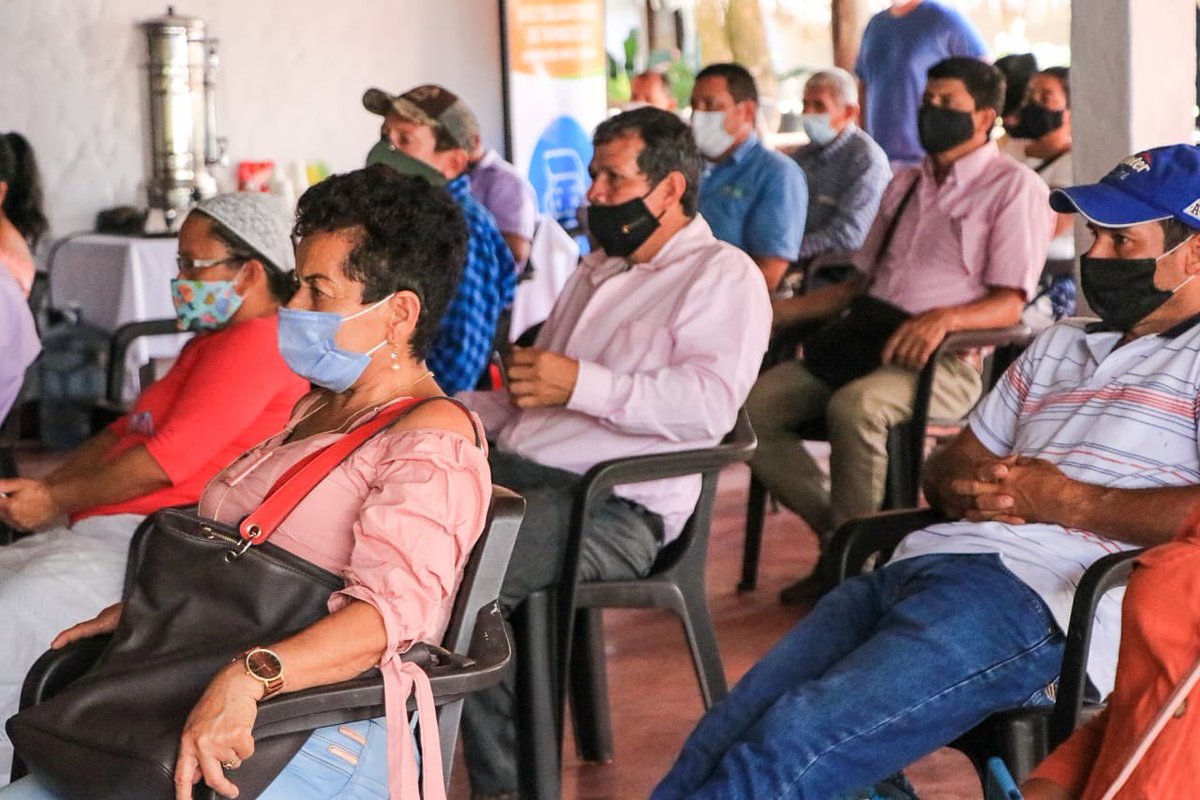 JuanGZuluaga's tweet photo. ¡Seguimos cumpliendo nuestra palabra!

Hoy firmamos con 86 Juntas de Acción Comunal de 14 municipios del Meta, los Convenios Solidarios. Más de $ 4.700 millones que serán invertidos en el mejoramiento y mantenimiento de 552 kilómetros de vías, directamente por las comunidades. https://t.co/KIlkJIe2Ka