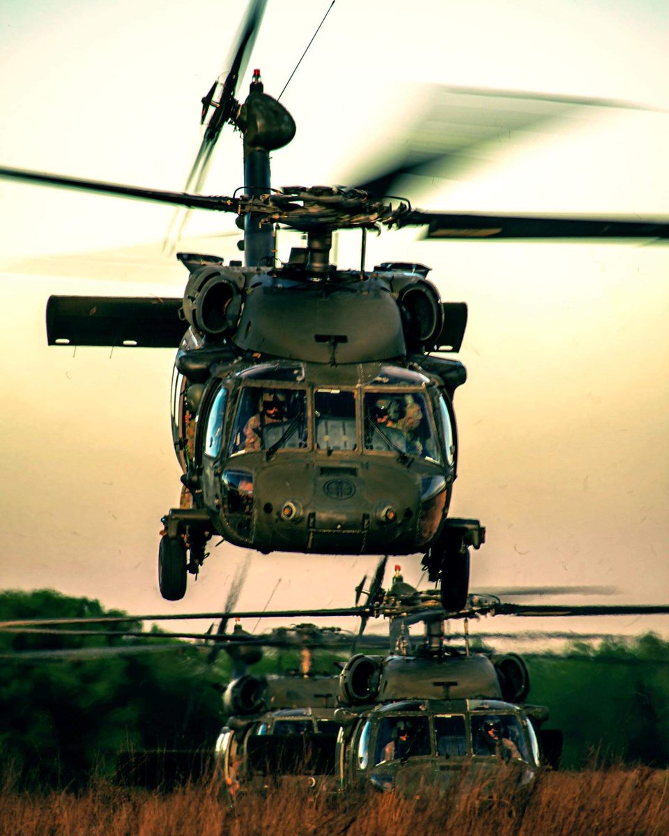 82ndABNDiv's tweet photo. Here are some great shots from this week's All American Presents From Paratroopers courtesy of Staff Sgt. Lee Antreas, an instructor from our U.S. Army Advanced Airborne School! #Airborne #Jumpmasters #USAAS https://t.co/w9Vupl9rHZ