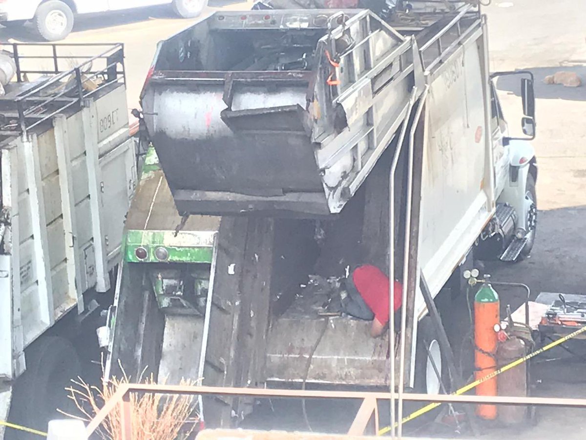 MANOLOHDZ's tweet photo. Desafortunadamente esta tarde un trabajador de limpia perdió la vida al quedar prensando en su unidad de trabajo, sucedió en el resguardo ubicado en Eje 2 Norte Eulalia Guzmán y Pino. #Seguridad #CDMX https://t.co/DpGwcrgEjz