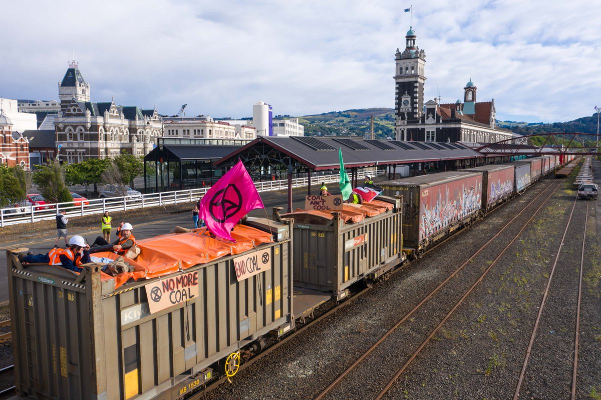 geoffreidnz's tweet photo. BREAKING: 
We're @ the Dunedin Rail Station raising awareness of climate crimes happening on our door step.

Everyday @Fonterra carts around 500 tonnes of Coal from Bathurst's Takitimu mine in Southland, 2 their Clandeboye milk drying factory near Temuka.
#stopcoalinitstracks https://t.co/9rosehC3G4