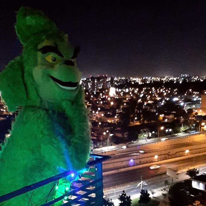 centroraimapu's tweet photo. Parece que el Grinch ya está planeando cómo aguar nuestras fiestas😥 ¡Pero no teman!💪🏻  ¡Desde ya les avisamos que ni siquiera él podrá detener la Caravana Navideña de la Agrupación Juvenil Raimapu! 🤸‍♂️🎄 Llevaremos un poquito de alegría a nuestros niños y niñas en esta Navidad🎁 https://t.co/AtMIFlYf5o