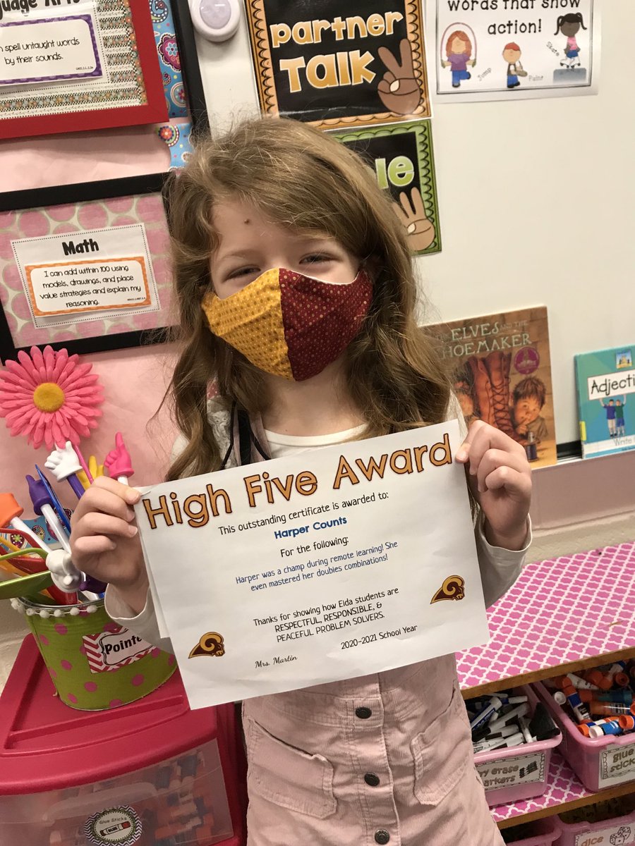 MrsMartinSmiles's tweet photo. #HighFiveAwards #CelebrateStudents #FunInFirstGrade @EldaPrincipal 🖐🏼🖐🏼🖐🏼 https://t.co/ePY70wCnrk
