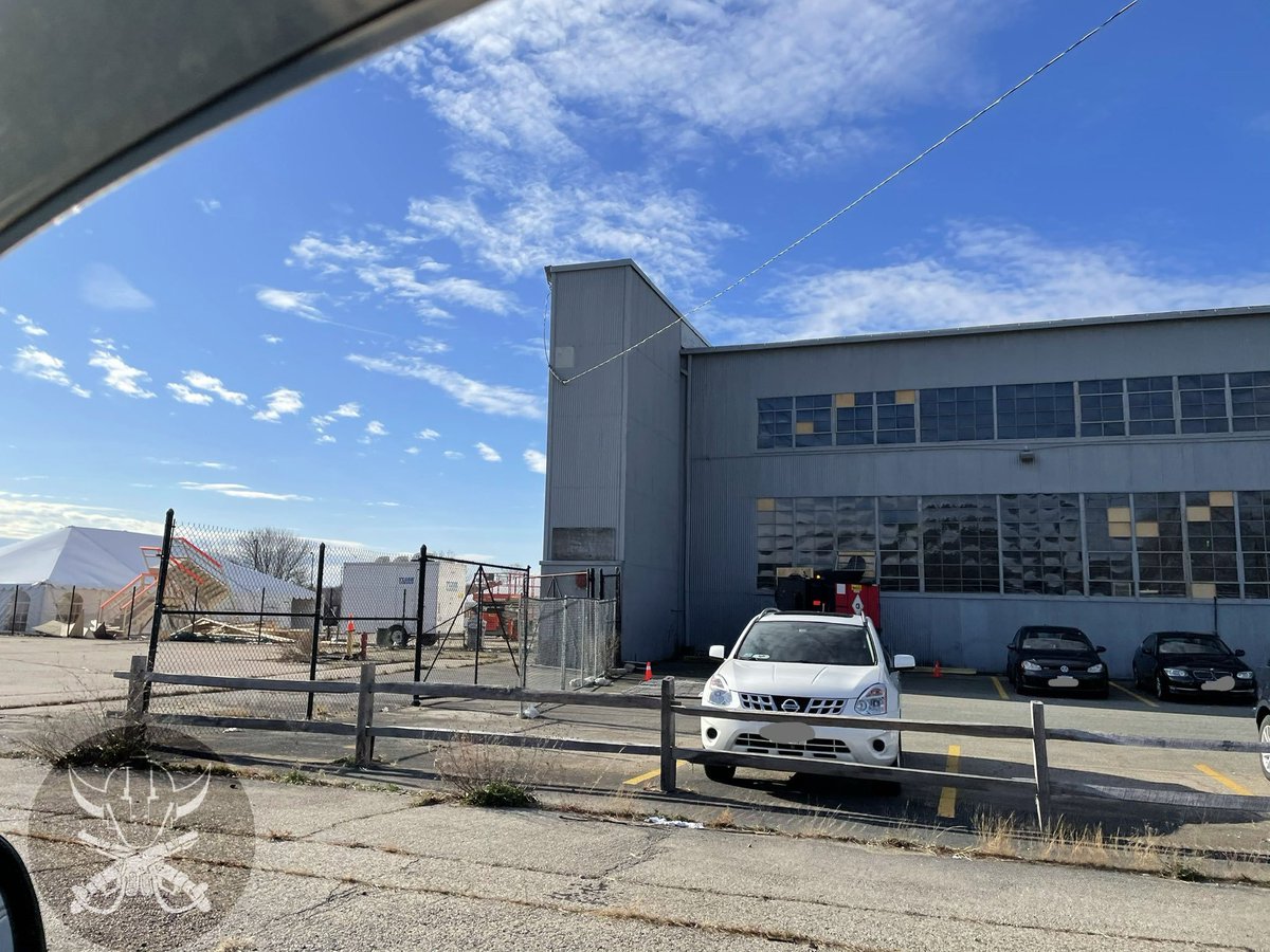 WookieeNews's tweet photo. Los compañeros de @HolonetMarauder han ido a fotografiar el set de rodaje de la serie de Kenobi. Es una vieja base aérea abandonada al sur de Boston. 👀 https://t.co/o6ZrThuaAG