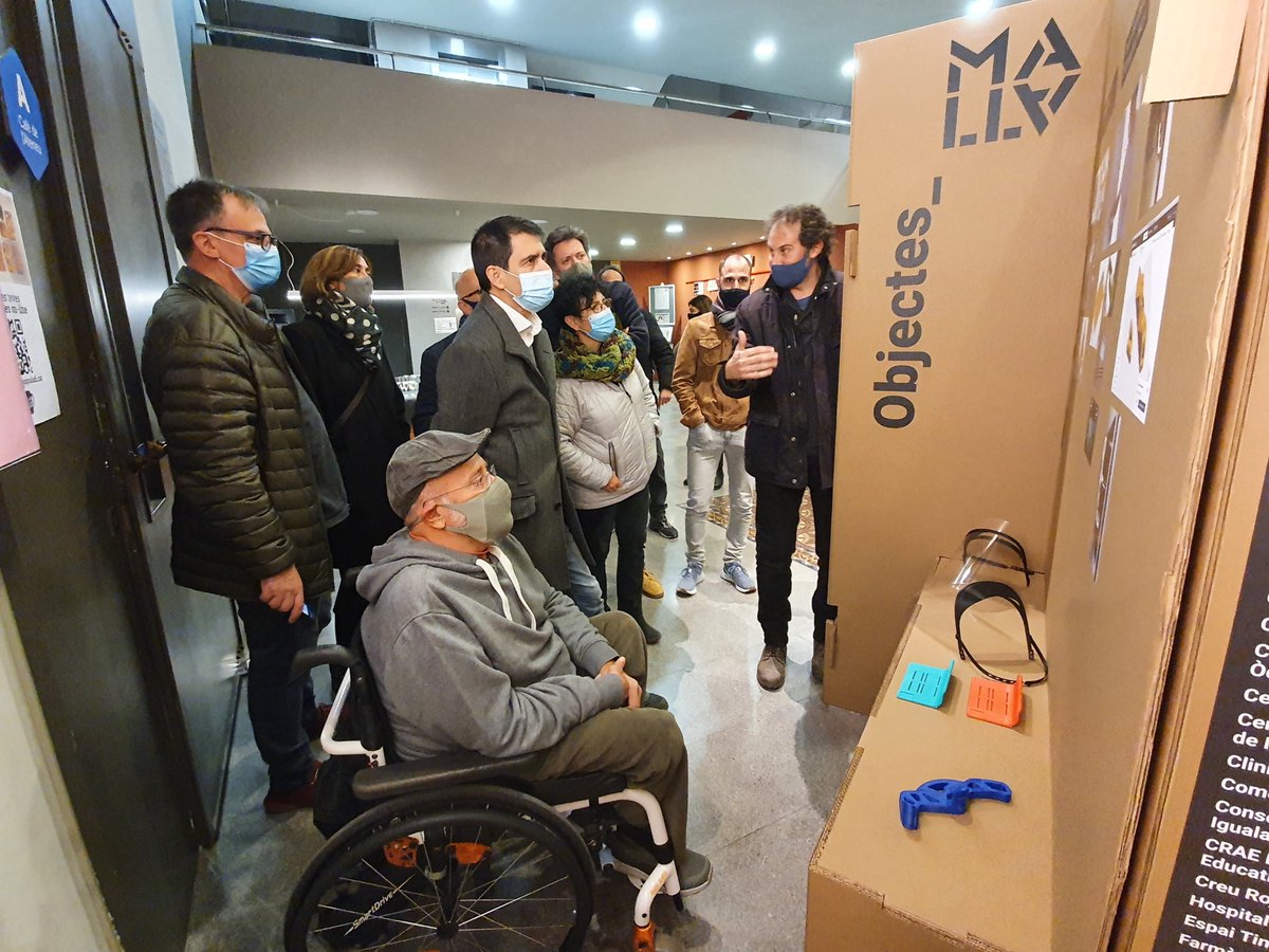 ajigualada's tweet image. Aquest divendres s&apos;ha inaugurat a @AteneuIgualadi  l&apos;exposició &quot;Malla-Covi19, la resposta de l&apos;enginy&quot;, que explica l&apos;experiència de voluntariat per a la fabricació i distribució de material sanitari de protecció durant els mesos de confinament a la Conca Òdena per la Covid-19
👇