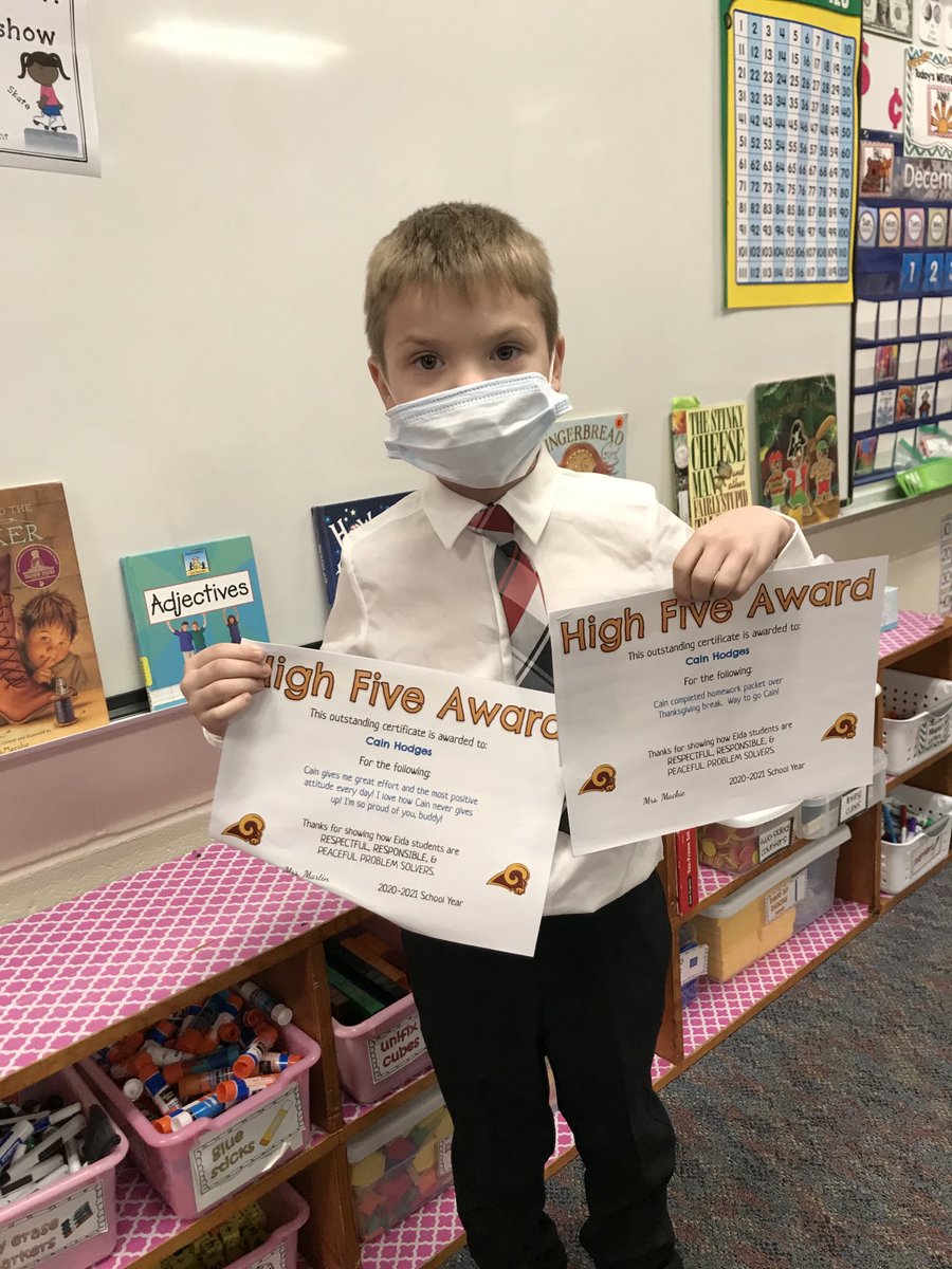 MrsMartinSmiles's tweet photo. #HighFiveAwards #CelebrateStudents #FunInFirstGrade @EldaPrincipal 🖐🏼🖐🏼🖐🏼 https://t.co/ePY70wCnrk
