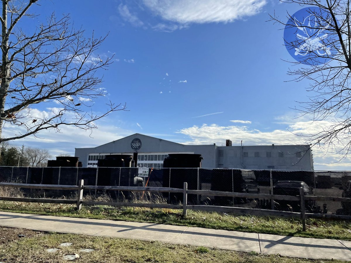 WookieeNews's tweet photo. Los compañeros de @HolonetMarauder han ido a fotografiar el set de rodaje de la serie de Kenobi. Es una vieja base aérea abandonada al sur de Boston. 👀 https://t.co/o6ZrThuaAG