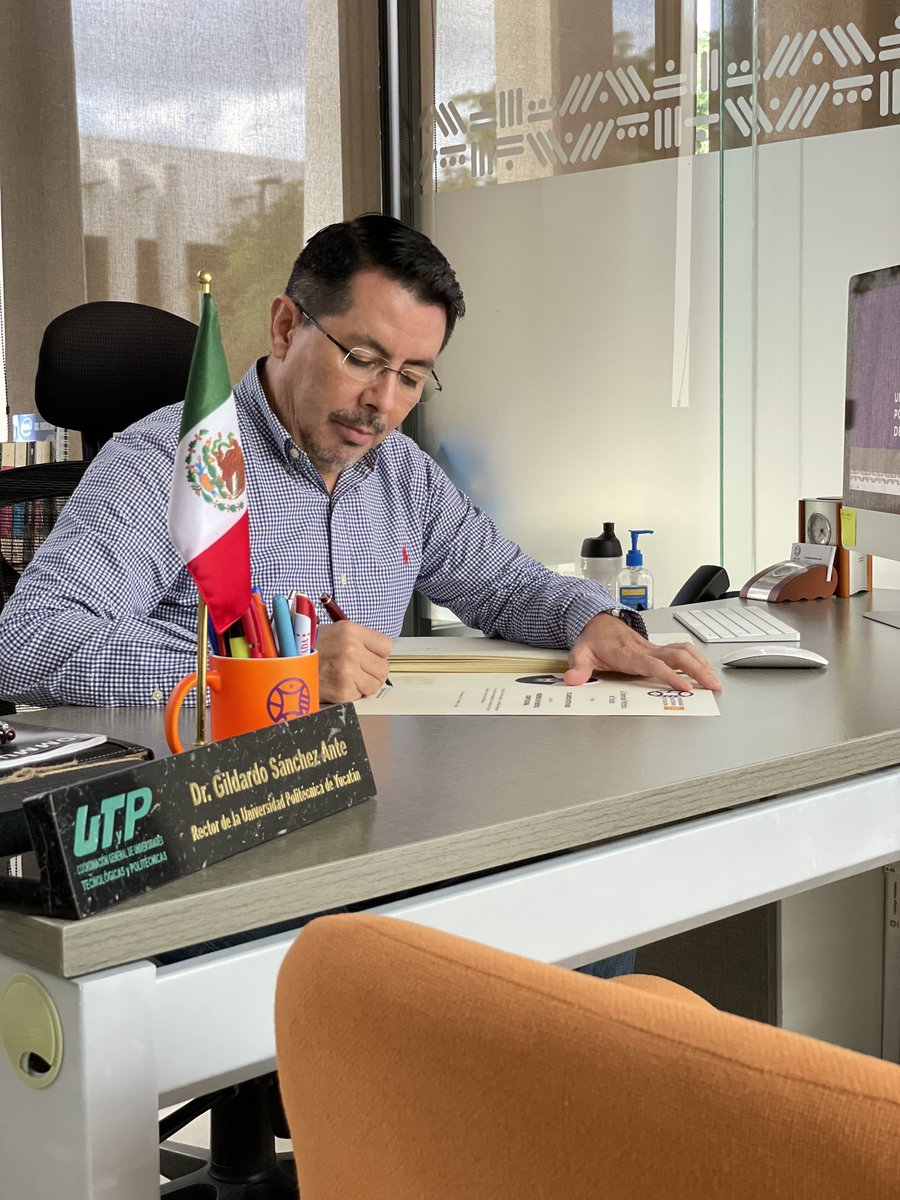 gildardo's tweet photo. Firmando títulos de nuestros ingenieros. ¡Me emociona tanto como si yo fuera a recibirlos! @UPYucatan https://t.co/P3vek5xgNB