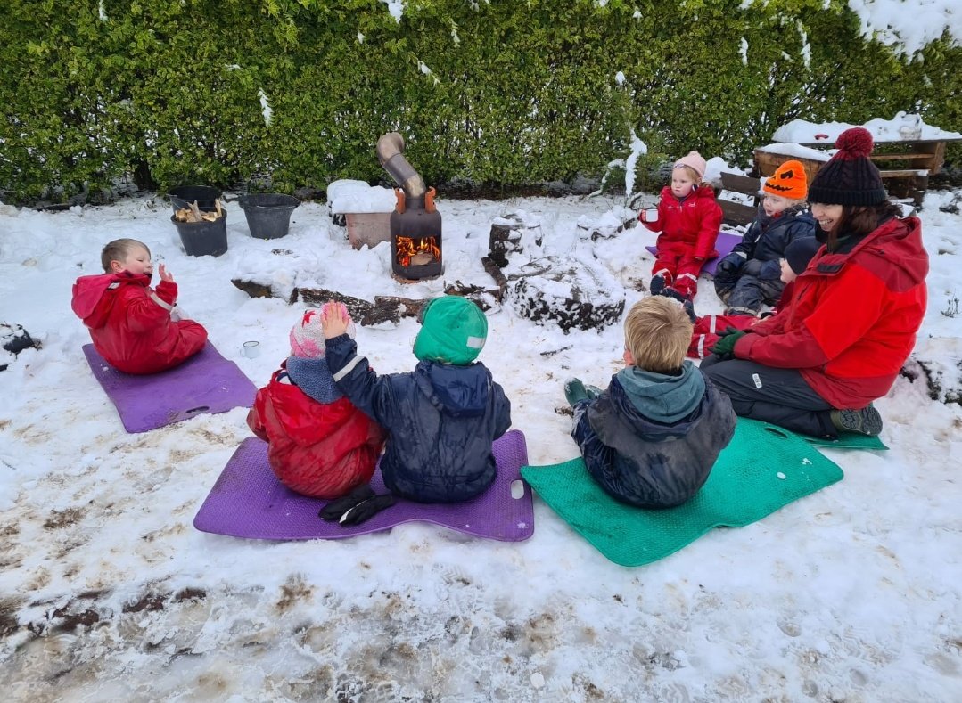 MidEYLCOL's tweet photo. Lots of snow fun today in #Vogrie We went sledging and then enjoyed stories and chatting by the fire. The children were checked regularly for their core temperature. This is how we ensure children are safe, comfortable and enjoying all our Scottish weather. #redjacketpeople https://t.co/F2YVgmTB2b
